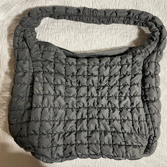 DO EVERYTHING IN LOVE
Large Quilted Bag - Picture 3 of 5